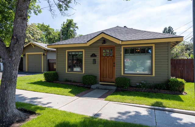 Historic Downtown Location │Heart of Bend │Walk Everywhere │Hot Tub │High Demand