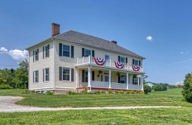 Historic Farmhouse Retreat w/flower farm & chickens in Baltimore suburbs!