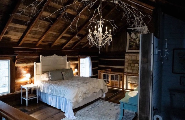 Historic Log Cabin, Dreamy Loft Suite, Stone Frpl.