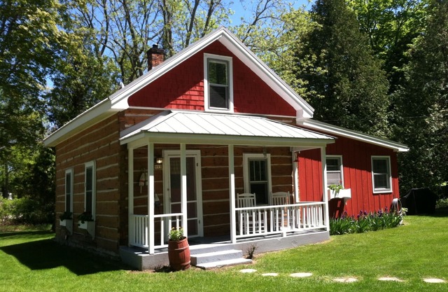 Historic Log Cabin by the Bay (Lake Views)