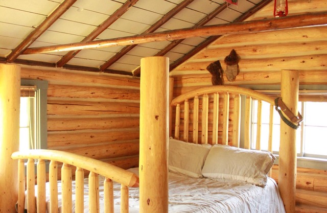 Historic LogCabin on Working Ranch,peaceful&surrounded by nature,2km to LoonLake
