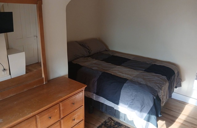Historical 3rd floor studio apartment in Uptown Wedge