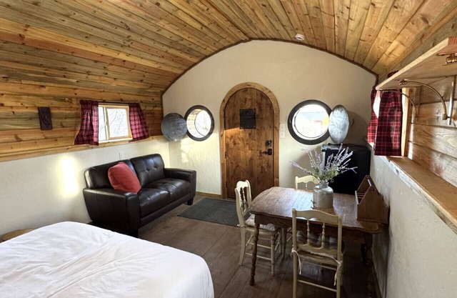 Hobbit Mountain Hideaway #1, Wolf Springs Ranch