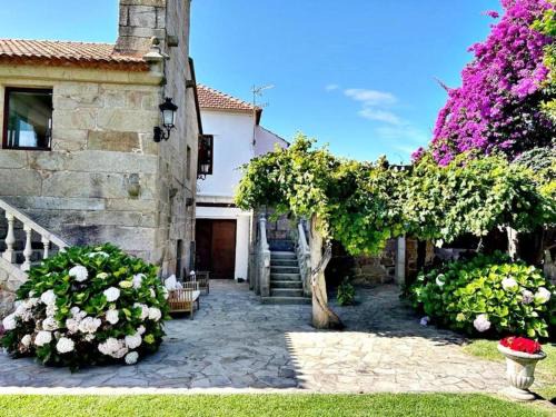 Holibai, Miña Xoia, Villa con historia y jardín exquisito en Galicia