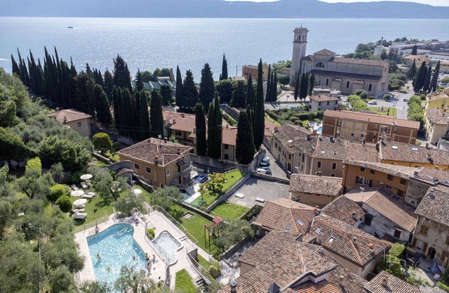Holiday apartment with air conditioning, WiFi and pool