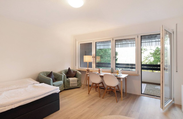 Holiday Apartment "in Ruhiger Aussichtslage" with Balcony & Wi-Fi