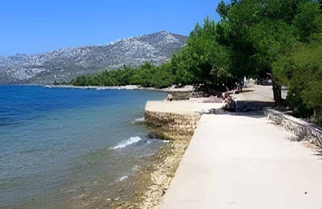 Holiday apartment 150 m from the sea