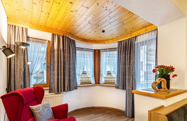 Holiday Apartment 'Appartement Alpenrose' with Mountain View, Balcony & Wi-Fi