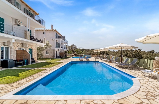 Holiday Apartment 'Deluxe King Suite 6' with Sea View, Shared Pool & Wi-Fi