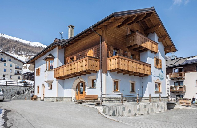 Holiday Apartment Omega - Casa Azzurra Piano Terra with Mountain View, Wi-Fi & Garden