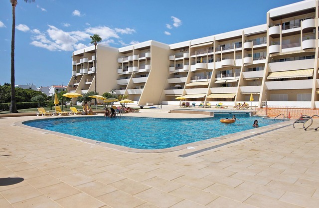 Holiday Apartment "Palmeira Galé" with Sea View, Wi-Fi, Balcony & Shared Pool