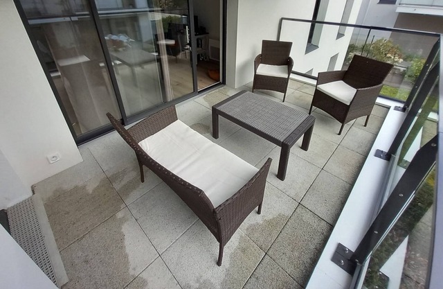 Holiday Apartment "Petit Nid Douillet À Arradon" with Private Terrace & Wi-Fi