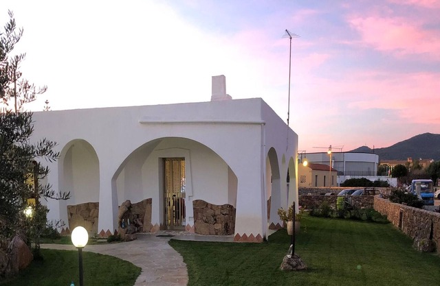 Holiday Apartment 'Sadomo De Rosa' close to Beach with Terrace & Shared Garden