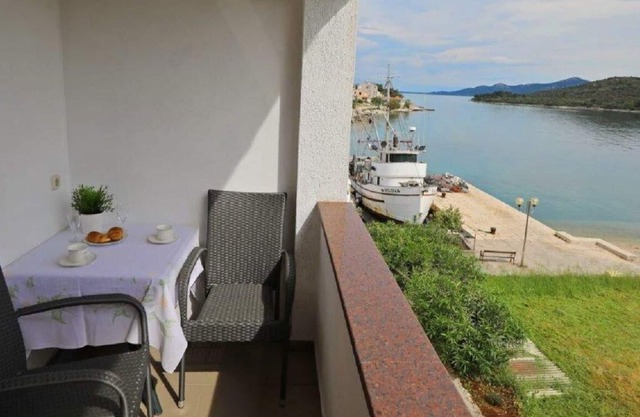 Holiday apartment Veli Iz for 1 - 3 persons with 1 bedroom - Twin house