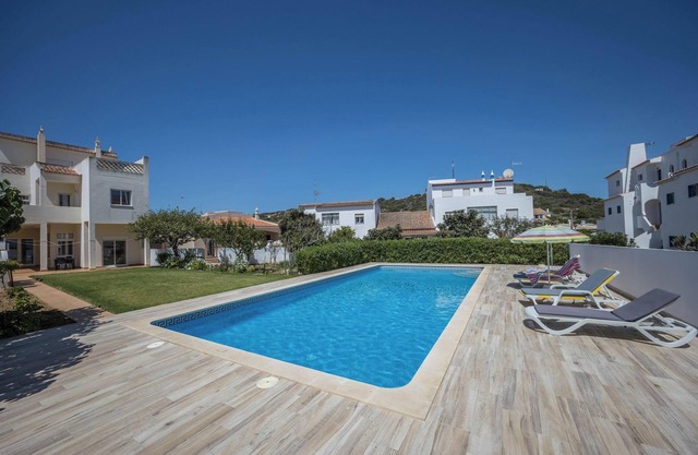 Holiday Apartment Villas Brites nº2 with Shared Pool, Shared Garden & Wi-Fi