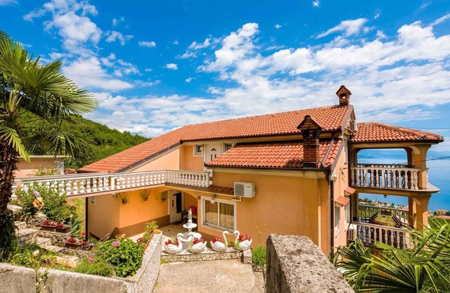 Holiday apartment with panoramic sea views