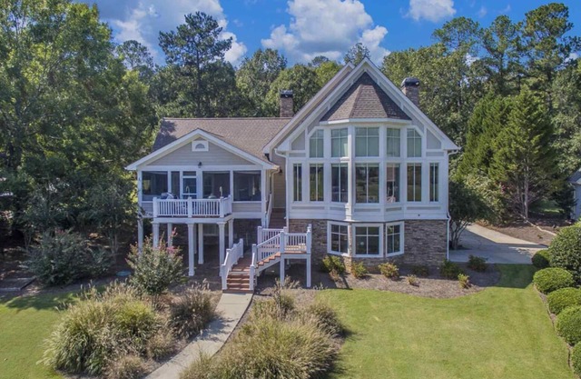 Holiday Haven on the Water - Peaceful Lakefront Getaway