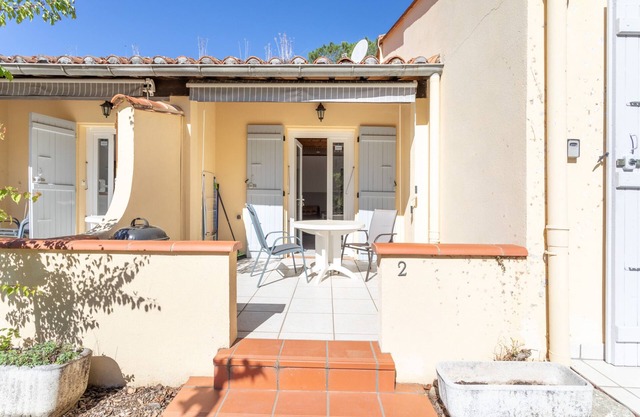 Holiday Home 2 with Mountain View, Shared Pool