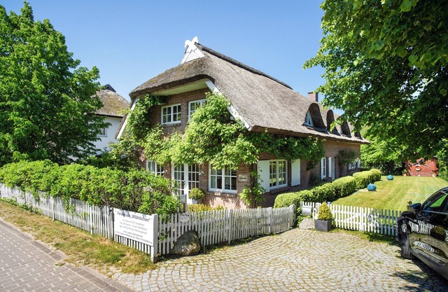 Holiday Home "5 Sterne Reetdachhaus Wildröschen" with Private Terraces, n Garden & Wi-Fi