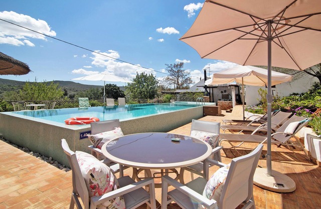 Holiday Home "Casa da Tita - Apartamento Palheiro" with Mountain View, Pool, A/C & Wi-Fi