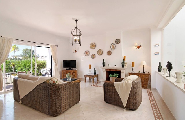 Holiday Home 'Casa Marisol Albufeira' close to the Beach with Shared Pool & Wi-Fi