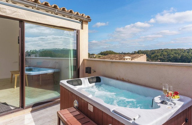 Holiday Home ‘Es Raco’ with Mountain View, Jacuzzi, Wi-Fi, Air Conditioning & Terraces