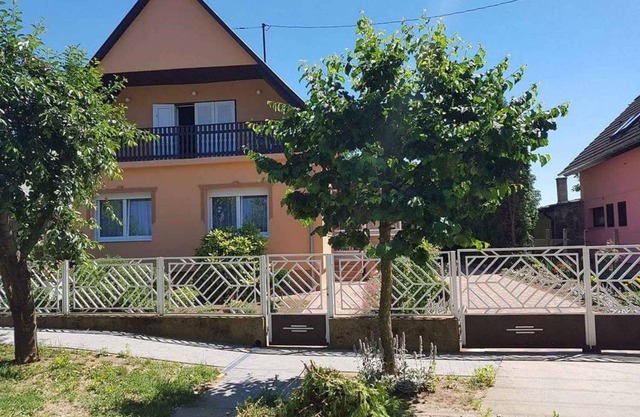 Holiday home with Wi-Fi and air conditioning