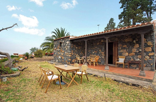 Holiday Home 'La Roquina' with Sea View, Wi-Fi and Air Conditioning