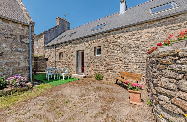Holiday Home 'Le Gîte Bleu 2' with Private Terrace and Shared Garden