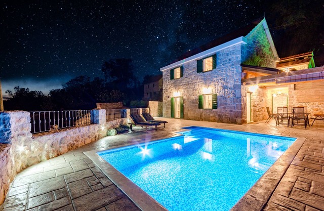 Holiday Home Rustic - Two Bedroom Holiday Home with Private Pool