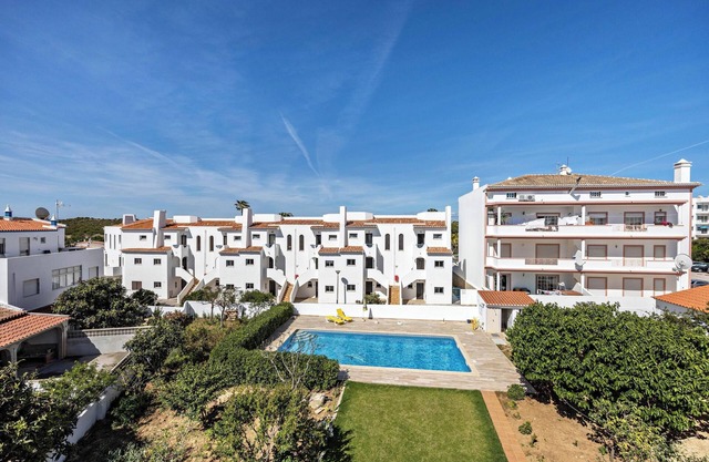 Holiday Home Villas Brites nº5 with Open Terrace, Shared Pool & Wi-Fi