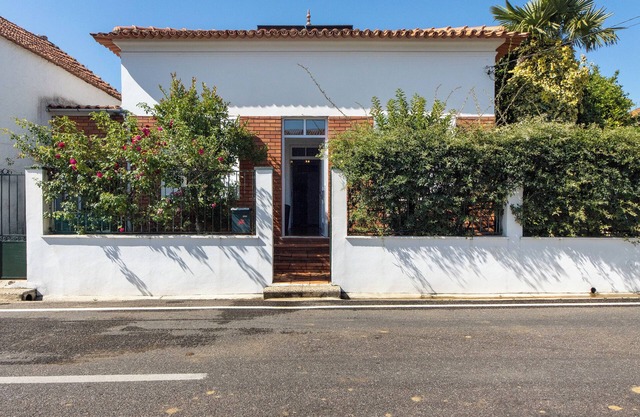 Holiday Home 'Vivenda Barros' with Private Garden and Wi-Fi