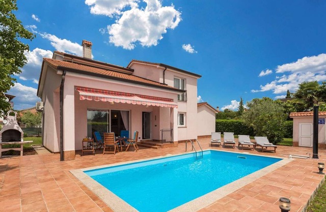 Holiday home with swimming pool only 7 km from Poreč and the sea