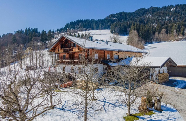 Holiday home with 3 modern flats opposite ski lift