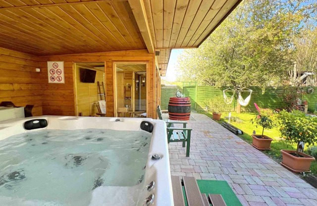 Holiday home with lovely furnishings, whirlpool and sauna