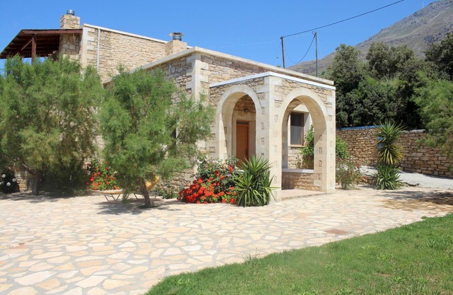 Holiday house with pool, large garden, idyllic and calm, wifi | Triopetra, Crete