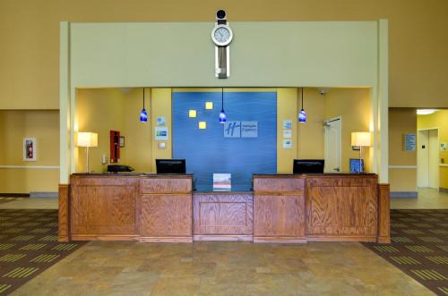 Holiday Inn Express Hotel & Suites Kansas City Sports Complex by IHG