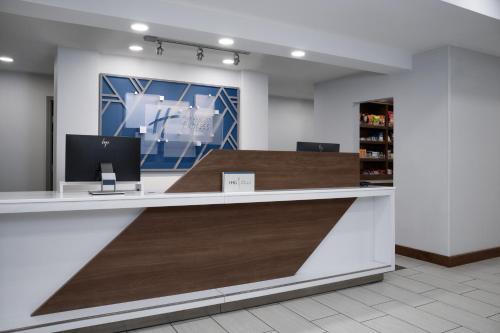 Holiday Inn Express & Suites Alexandria - Fort Belvoir by IHG