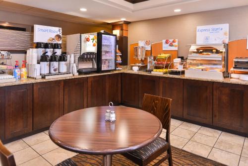 Holiday Inn Express & Suites Topeka West I-70 Wanamaker by IHG