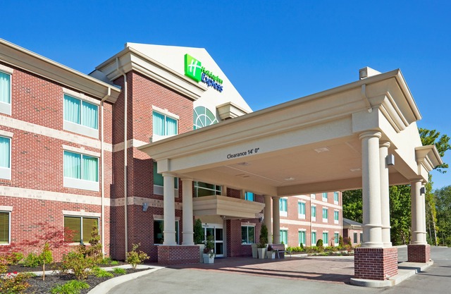 Holiday Inn Express & Suites Carrollton, an IHG Hotel