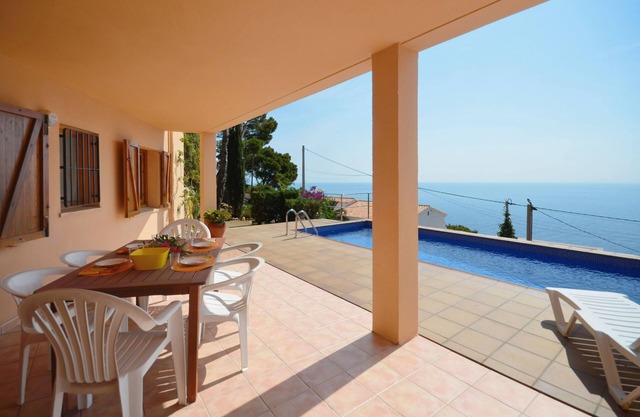 Holiday rental apartment with swimming pool in Begur, Sa Tuna