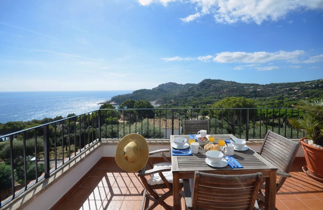 Holiday rental apartment with swimming pool in Begur, Aiguablava