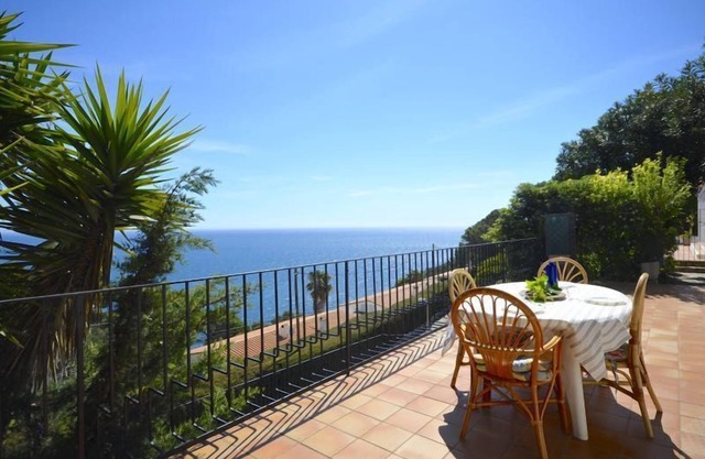 Holiday rental apartment with swimming pool in Begur, Sa Tuna