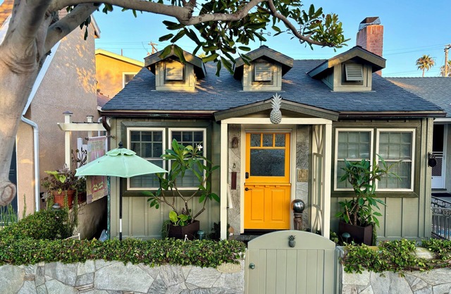 Holiday's🎄@ Pineapple Bungalow. 🌊🏖️Steps to Ocean. RELAX & ENJOY😎 the beach. 🌊