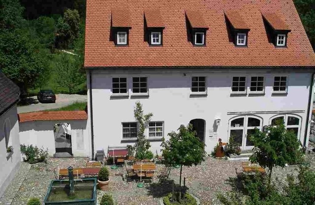 Holidays in the stylish apartment "Kuhstall" in the glassmaking village of Schmidsfelden