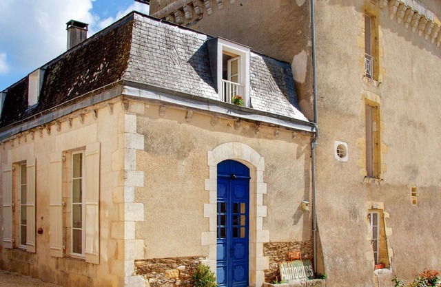Holliday home in a beautiful Chateau with Pool and restaurant.