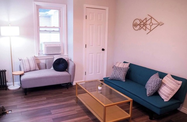 Home Close to Beach and LIRR w/Balcony