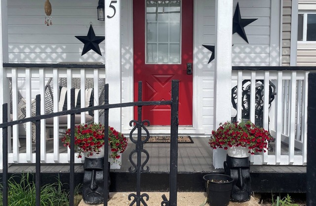 Home for 8 in the heart of downtown Pacific. Walkable shops and restaurants