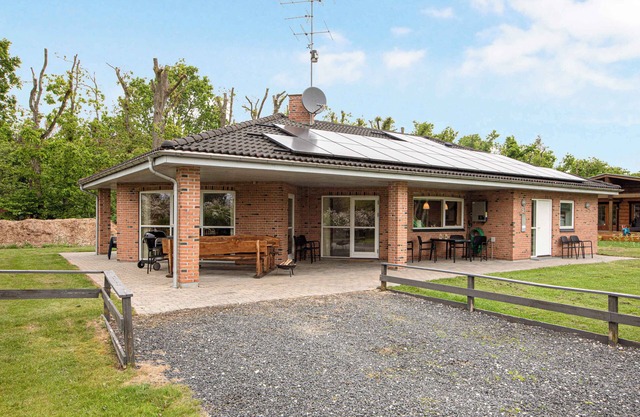 Home for the family in quiet surroundings