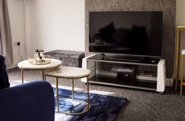 Home in Speke- 8 mins walk to airport